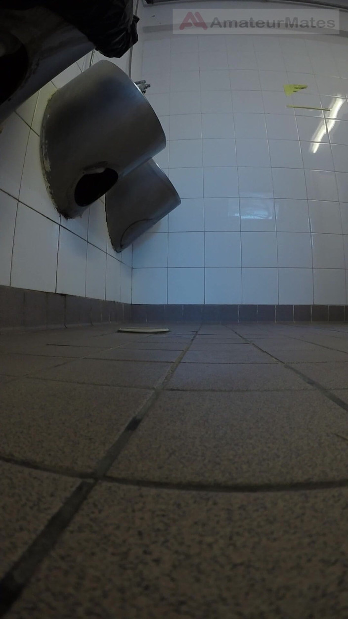 AmateurMates: Cowok berondong amatir lagi asik ngocok kontol dan ngocok kontol...