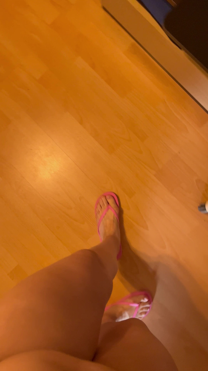 Feet: POV: Ljud av Flip-flops Walking