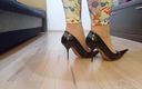 High Heels Kingdom: Crossdresser đi bộ trong đôi giày cao gót bằng da đen gợi cảm...