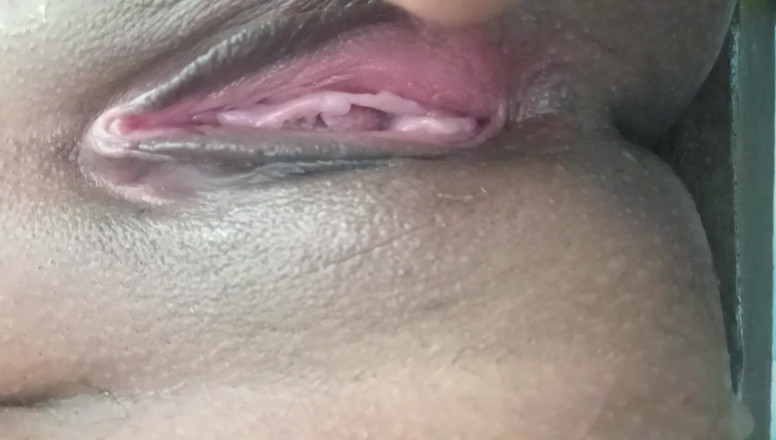 XXX Nepal: Comment un petit vagin devient autosatisfaction.