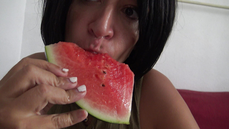Stepmom Susan: Возбужденная французская бюретка с натуральными сиськами поедает сочный арбуз