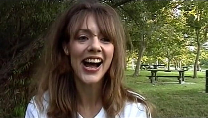 Public Lust: Brunette slet trekt buitenshuis aan de pik van de man