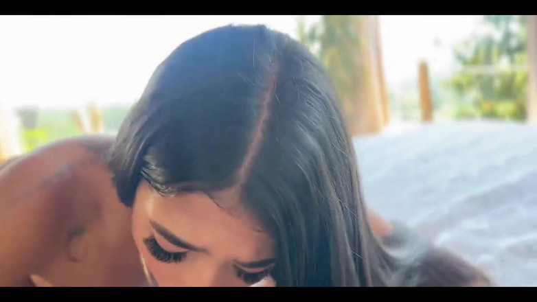 Anna Cherry: 내 베프가 나를 캠프에 초대하고, 알몸으로 붙잡고, 섹스해!