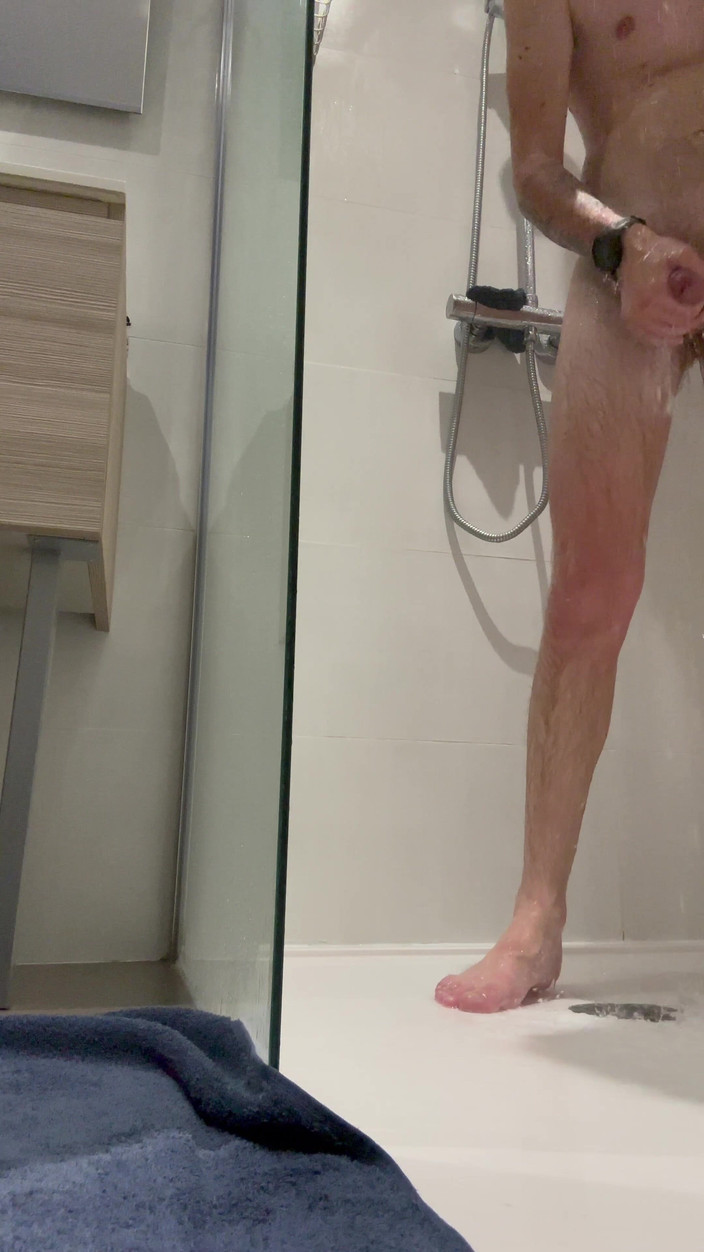 TinySimon: Francouzský muž dělá show během sprchy