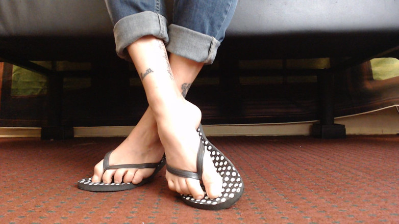 Abby Anna: Pantofi flipflop punctați se joacă în prim-plan