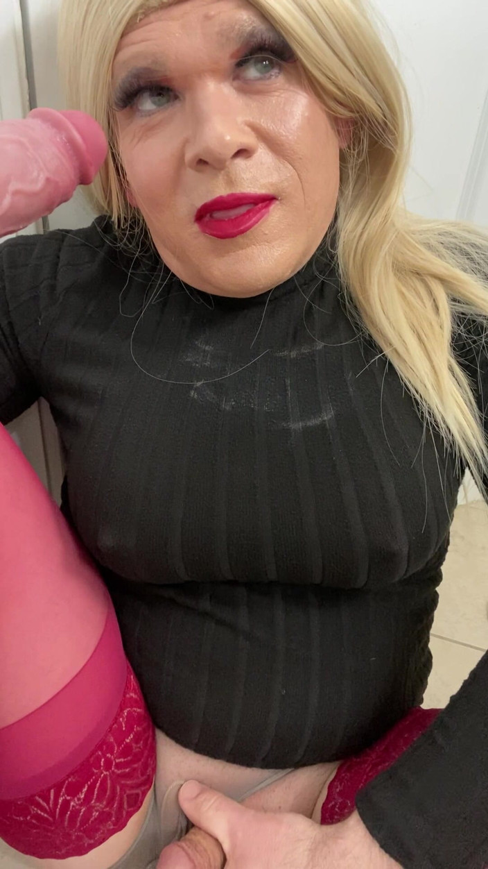 MadisonCD2025: 자지를 빨고 밀프 새엄마에게 BJ를 주는 방법을 이야기하는 Sissy Transgender 섹시한 펨보이 크로스드레스