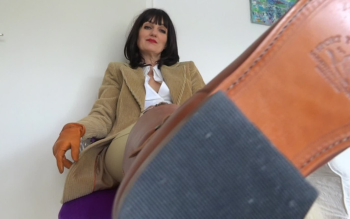 Lady Victoria Valente: Binici sahibenden hizmetçi görevleri ve çizmelerime fışkırtıyor