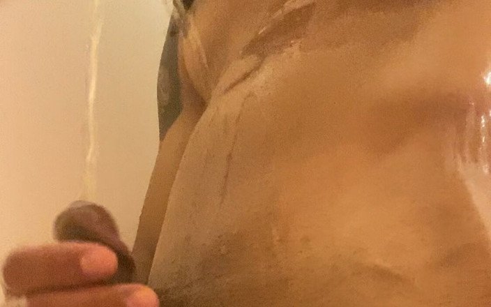 Kimora Creams: Awek transeksual mengusap batang besarnya dengan kencingnya