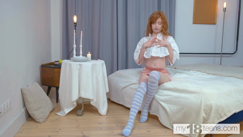 My 18 Teens: My18teens - ragazza rossa dalla pelle pallida scopa la sua figa...