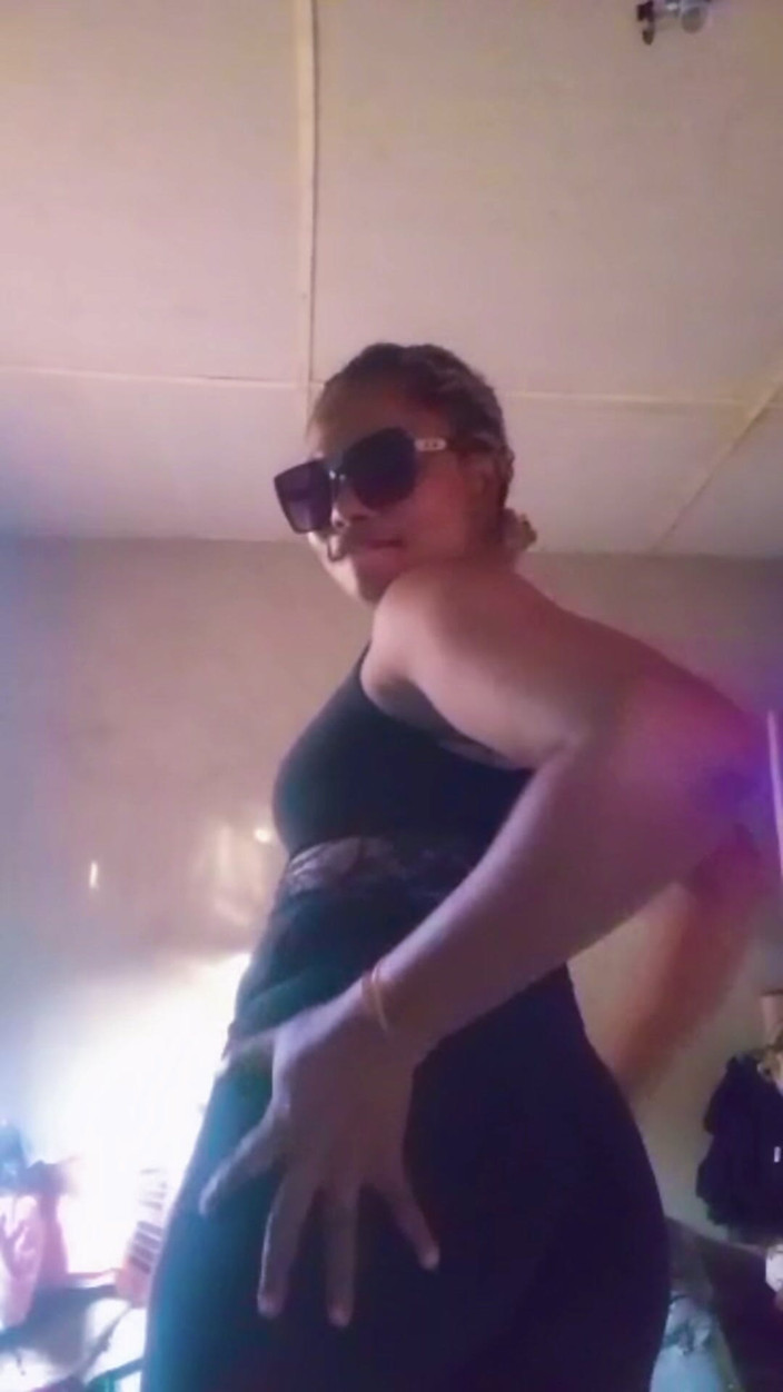 Lovelee: Une fille nigériane honne se touche dans une vidéo en...