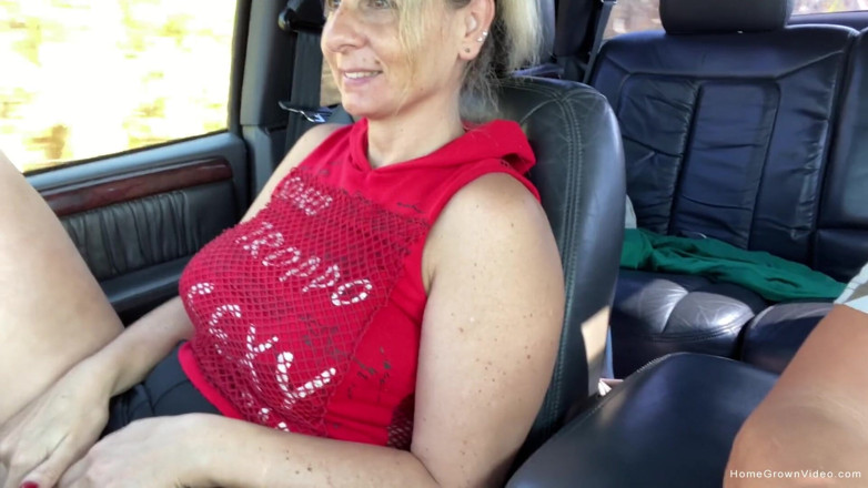 Homegrown Big Tits: Istri amatir dientot di dalam mobil
