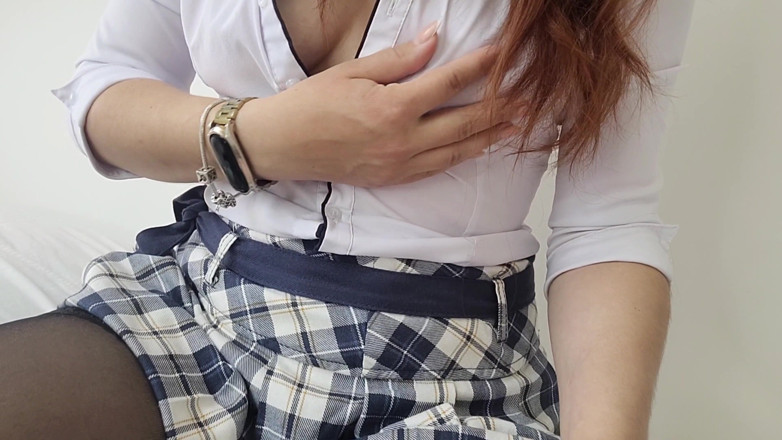 Viktoria_sekret: Ruda piękność w mundurze college'u doprowadza się do orgazmu!