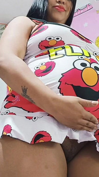La demi-sœur Keli en pyjama elmo, veut sucer une bite