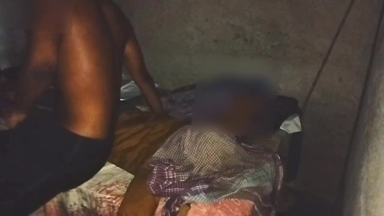 Desi Tits: Il ragazzo muscoloso della palestra si masturba da solo scopando...
