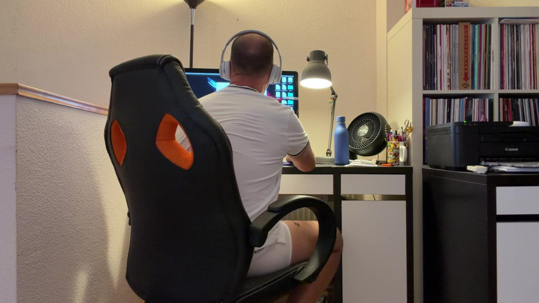 Vicus x: Jerking off at Work