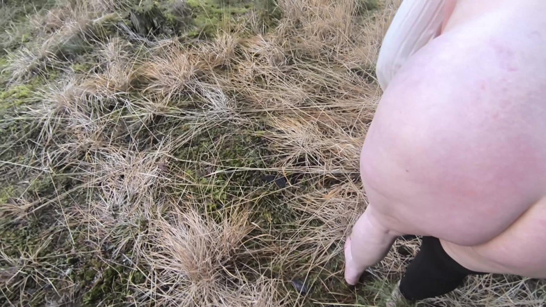Bouncy Tits Action: Helemaal naakt in het bos - tieten en vagina zweepslagen