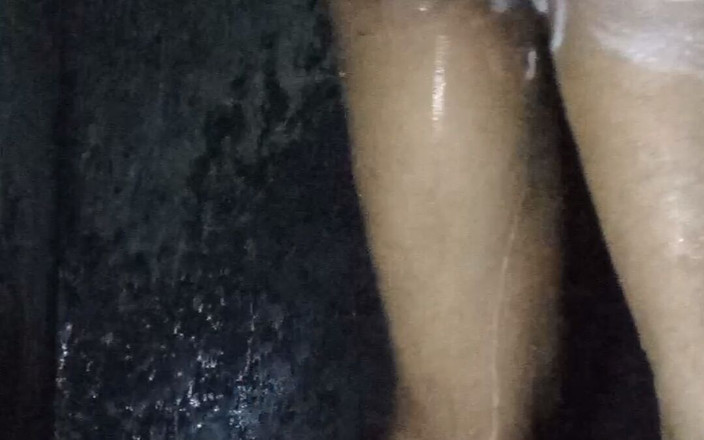 Yoursangma: Bad nemen met masturberen in de badkamer