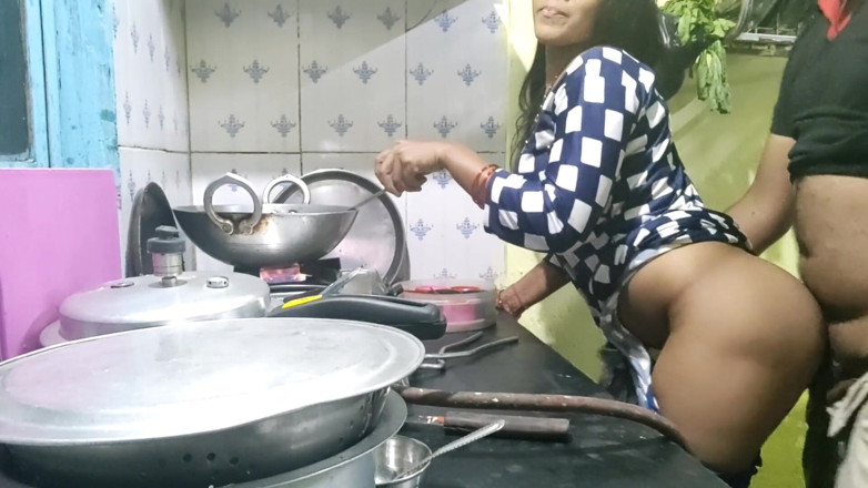 Mumbai Ashu: 火辣印度女孩kichen性爱