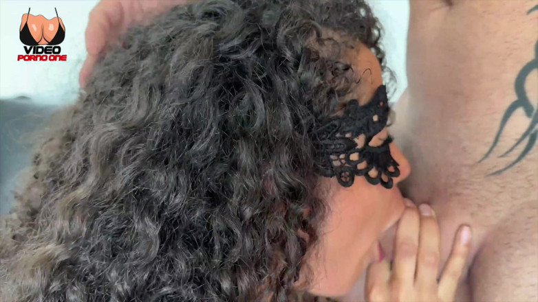 Video Porno One: Kocaman Popo, Büyük Göğüsler, Kıvırcır Saçlı Çok Çekici Esmer Meslektaşım Sadece Sevişmek...