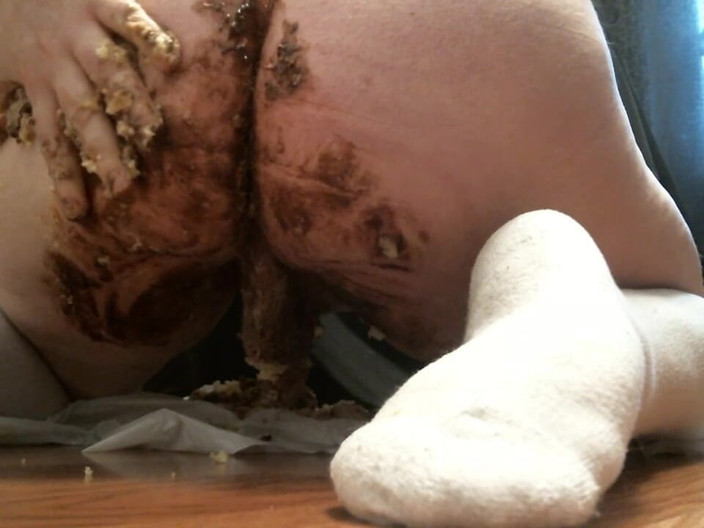 Roxxie rae page: Seduta con torta aniverse per un mese