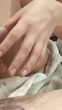 Mijn vriendin stak haar vinger in mijn plasbuis en rukte me ermee af. Close-up. Homevideo.