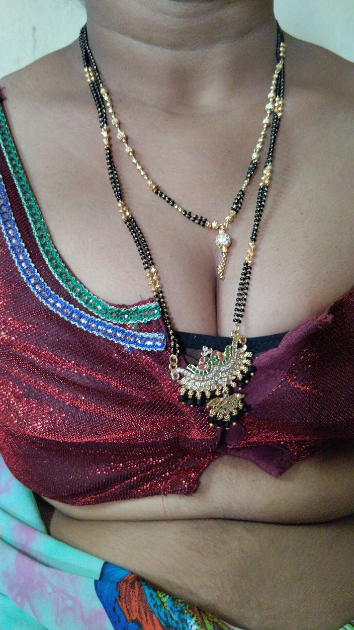 saira454: Дезі гаряча домогосподарка Saira, великий овочевий огірок, трахає мою пизду