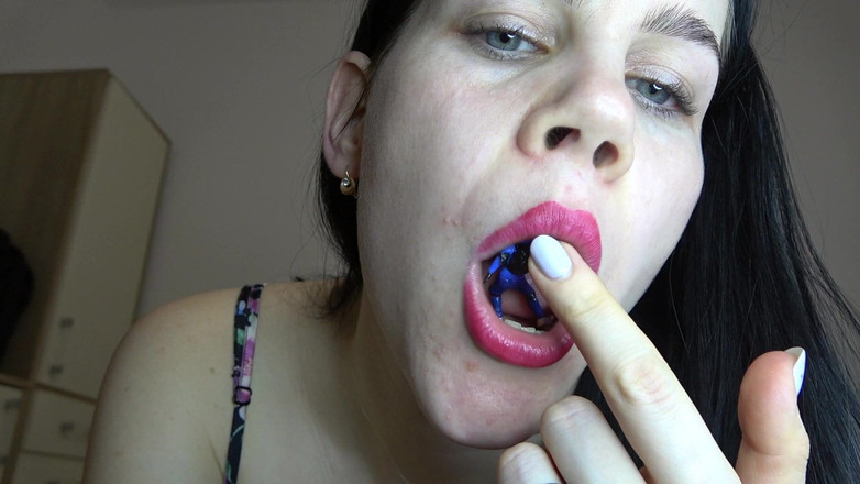 Anna Sky: 巨大娘アンナは彼女の顔を示しています