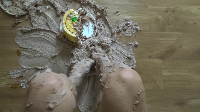 Monica Crush: Menghancurkan kue telanjang