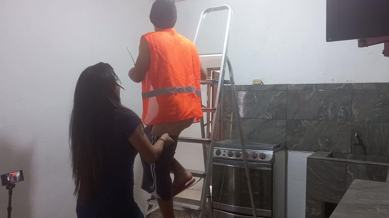 Martin13: 전기 기술자는 아름다운 얼굴, 운동 몸과 큰 페니스. 그가 일하는 동안 그를 따먹었어