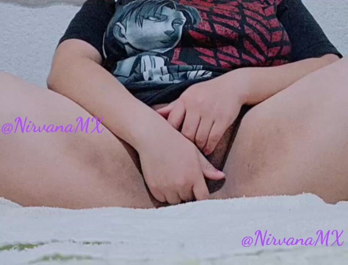 Nina Enji: Je me masturbe jusqu'à ce que je me mouille