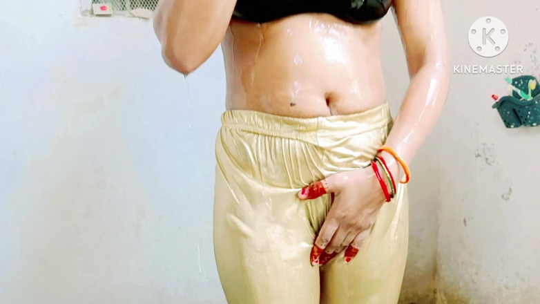 Ankurpriya000: Meio-irmão dedilhado a bunda de Didi enquanto toma banho completo...