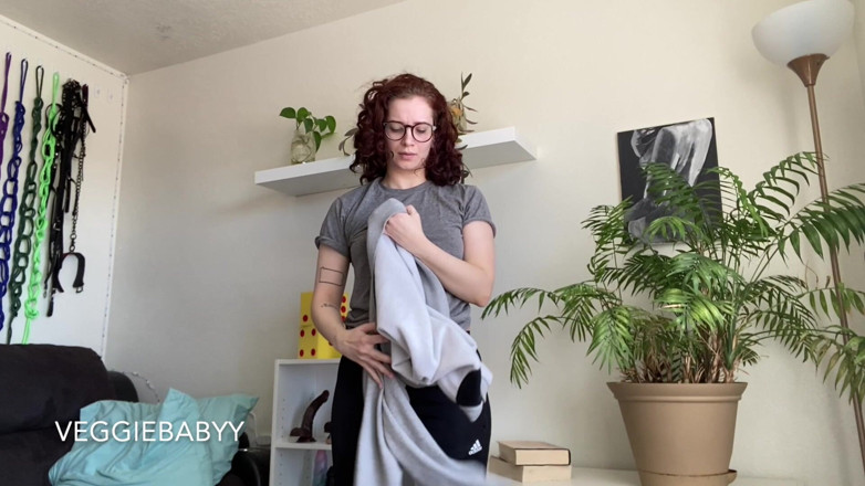Veggiebabyy: Taking off My Sweatshirt