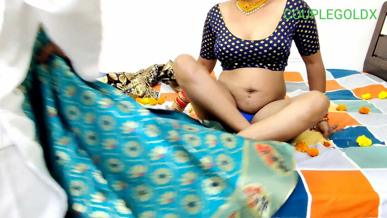 Sexy Komal: Estaba decorando la cama para la noche de bodas de...