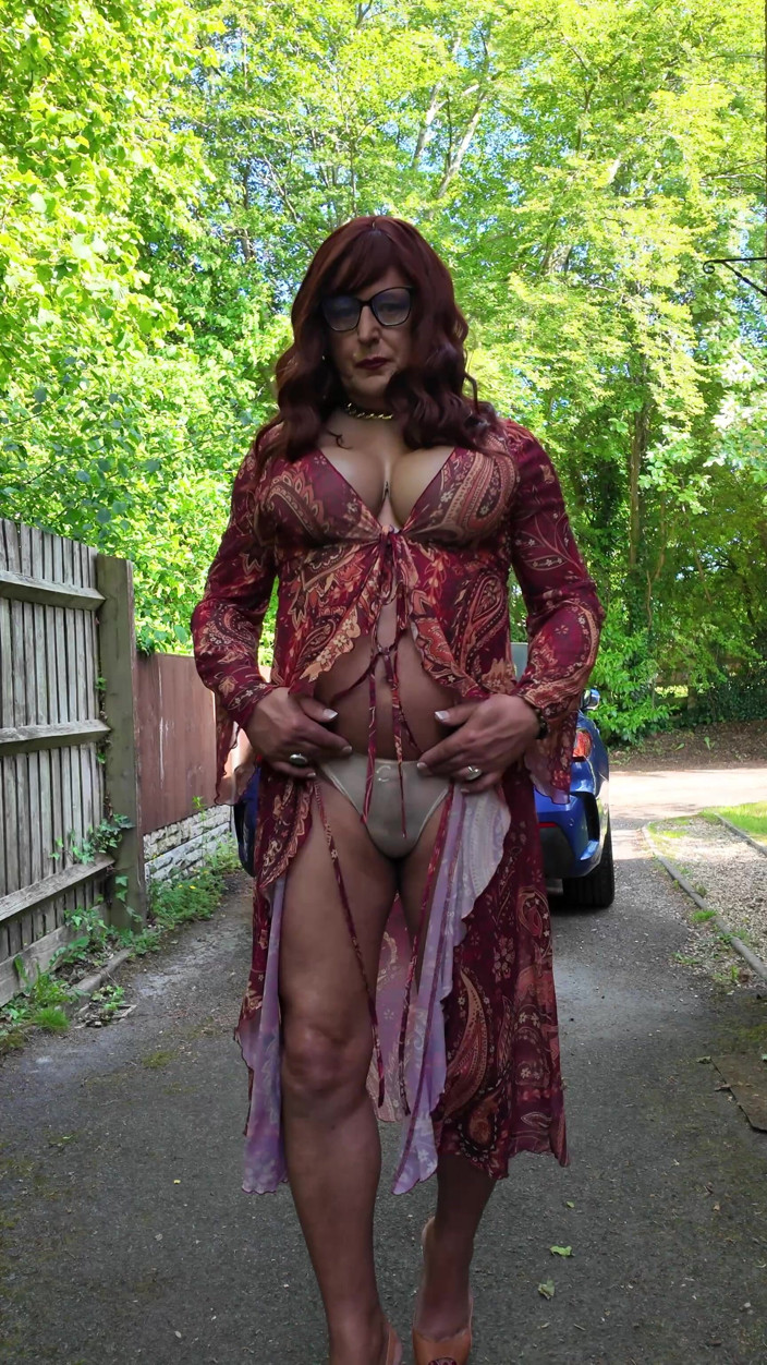 Kellycd2022: Crossdressing Kellycd2022 savurând vremea minunată caldă în nailon și tocuri
