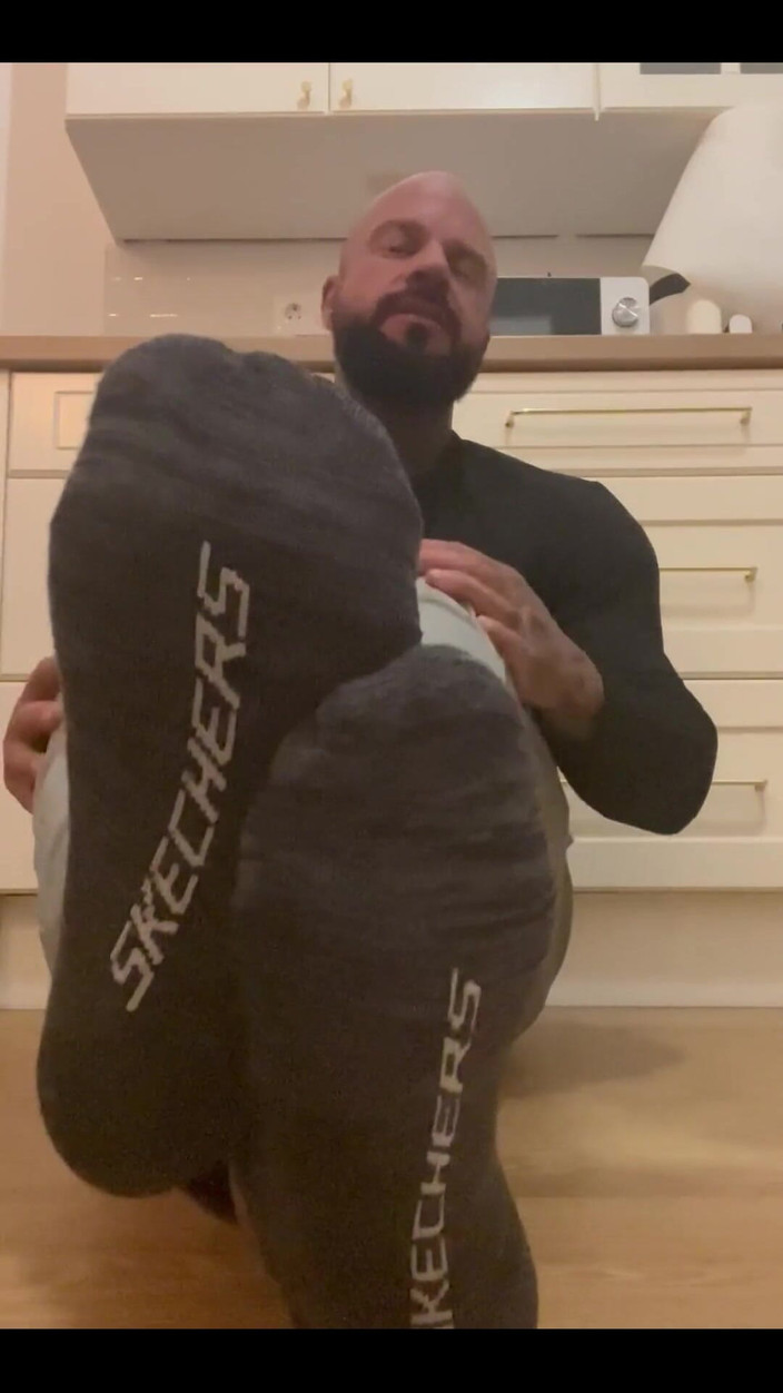 Jasons feet: Je te fais sentir mes tongs puants