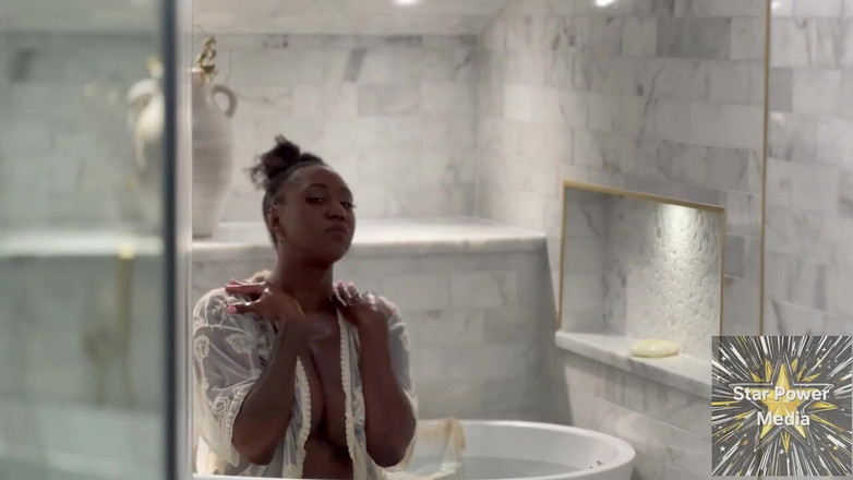 Star Power Media: Sensual empapada: la provocación traviesa del baño de Giana