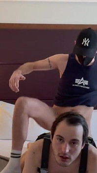 Тато в масці трахає смітника без презерватива і наповнює його спермою