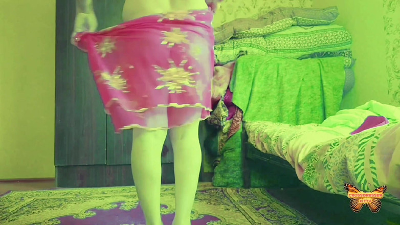 Kitty_Cross: 穿着白色内衣赤脚走的变性人女孩