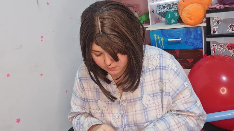 Dramatic Dumpster Fire: Dívka kouří náhodné balónky všech velikostí