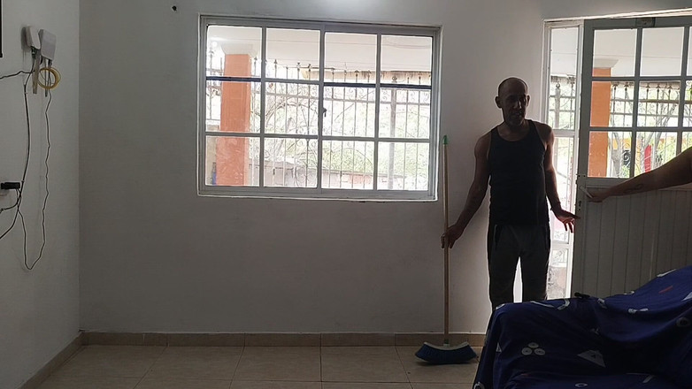 Adribella69: 私は隣人の大きなアソコをあげます。彼はジューシーで濃厚なペニスを持っているからです