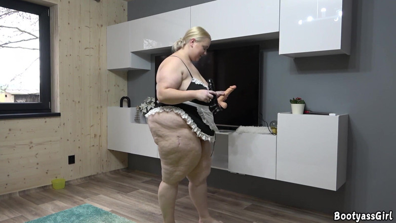 Bootyass Girl: While Cleaning I Found Amazing Toys for My Pussy