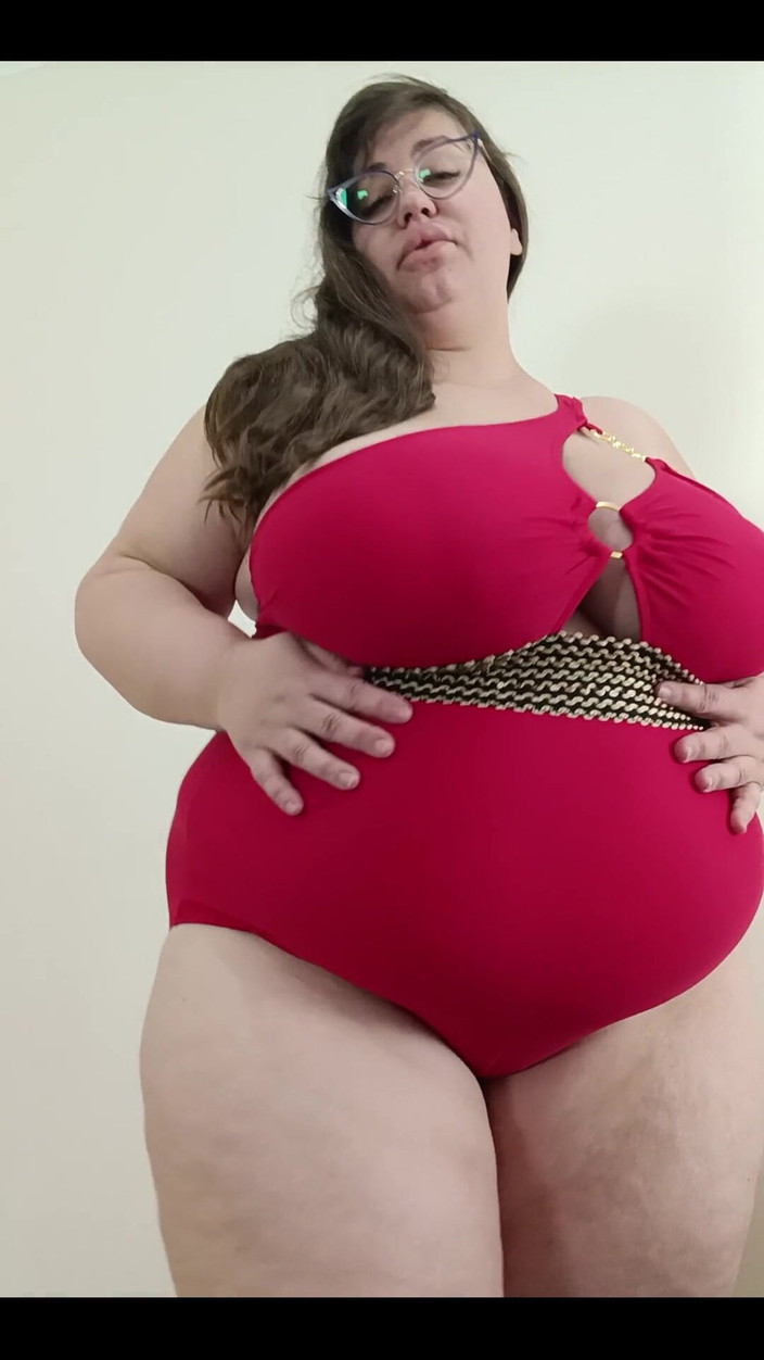 Nina Doll: Novo maiô vermelho