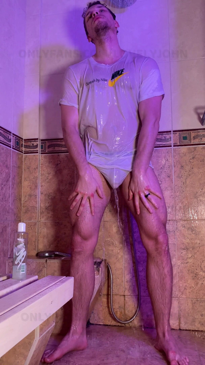 Lovely John: Je m’amuse sous une douche chaude et chaude et je...