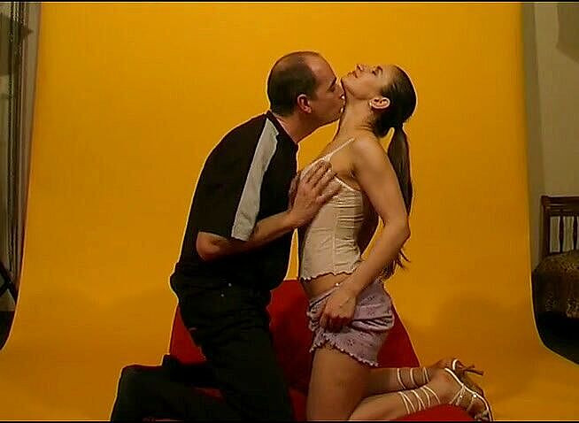 Flash Model Amateurs: Мила брюнетка змащує живіт і кінчає