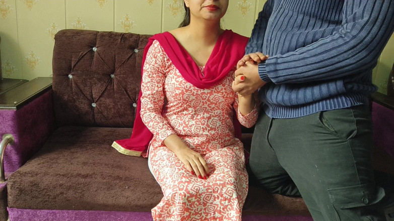 Hornycouple149: 印度德西青少年sara被勾引时，一个朋友告诉她一个性故事