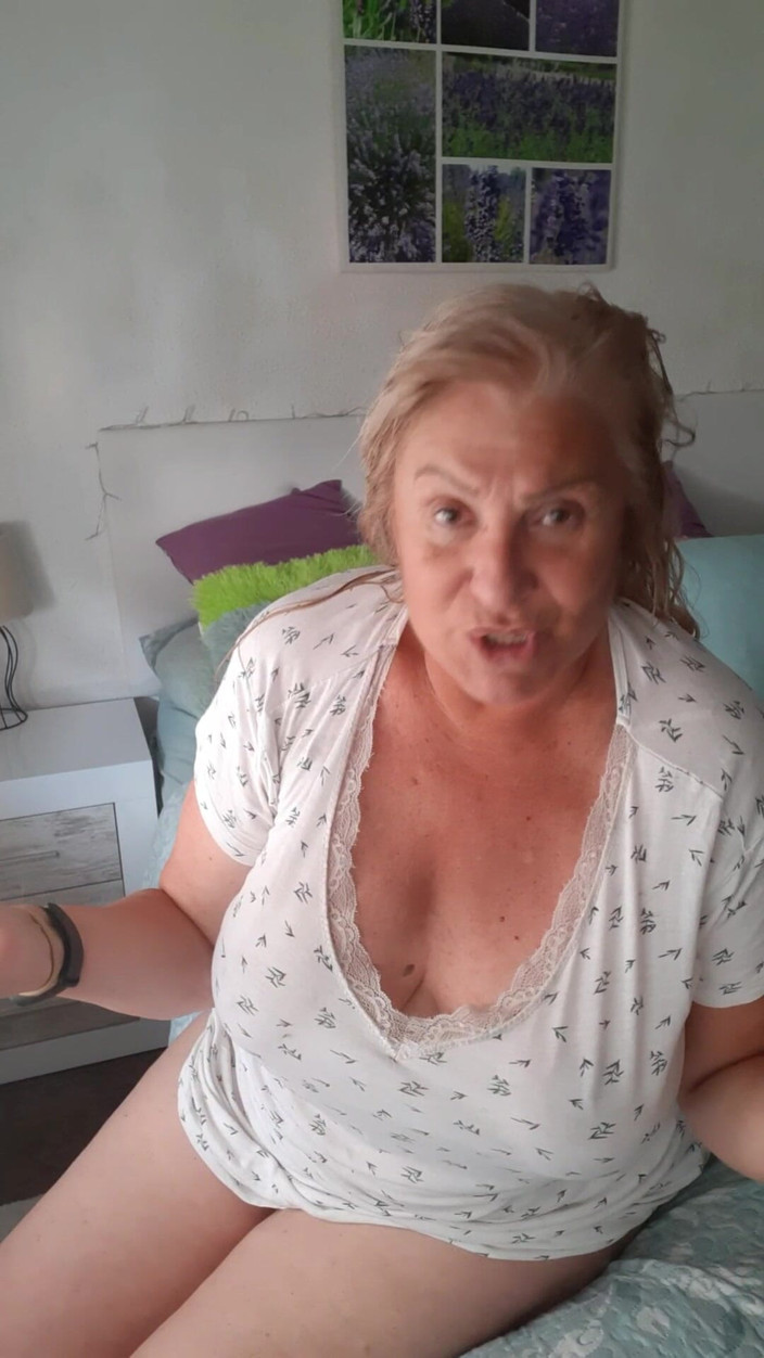 Lady Spain: Fina चैट करती है जबकि वह शॉवर से पूरी तरह से नग्न हो जाती है और तैयार हो जाती है