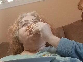 BBW nurse Vicki adventures with friends: Naughty me gobbling up pizza