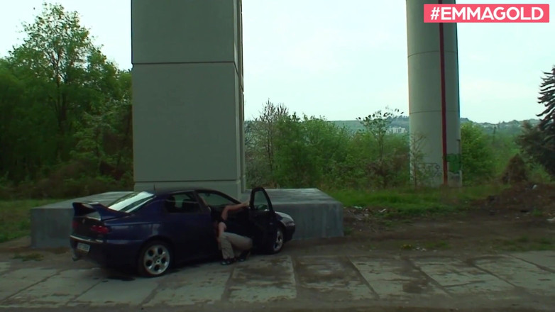 Emma Gold: Outdoor sex - My car let her pussy open