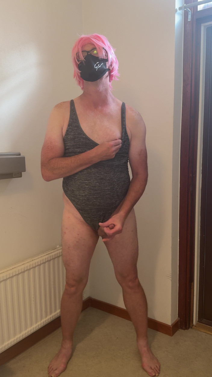 Julia Trans: Dziwka w różowych włosach masturbuje się i orgazm i zwilża...