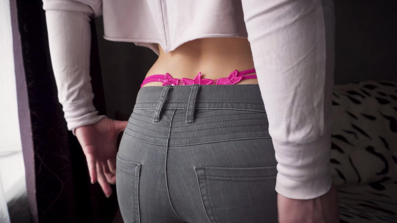 Teasecombo 4K: PAWG v těsných džínách škádlení růžové tanga velrybí ocas
